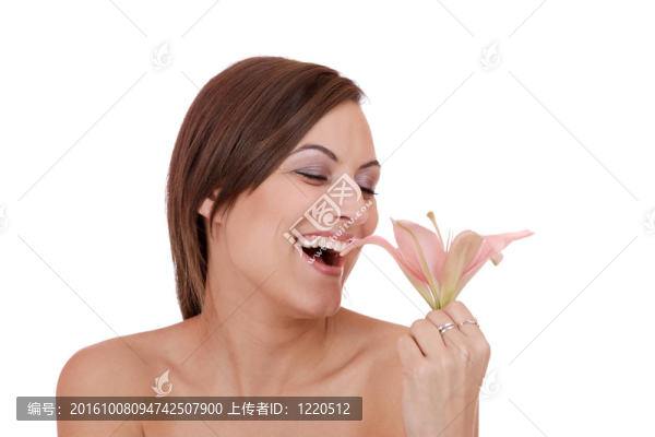 美麗的女人與花孤立的白色