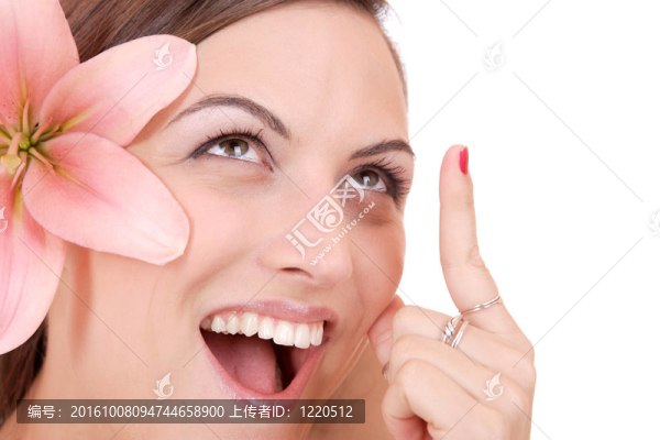 美麗的女人與花孤立的白色