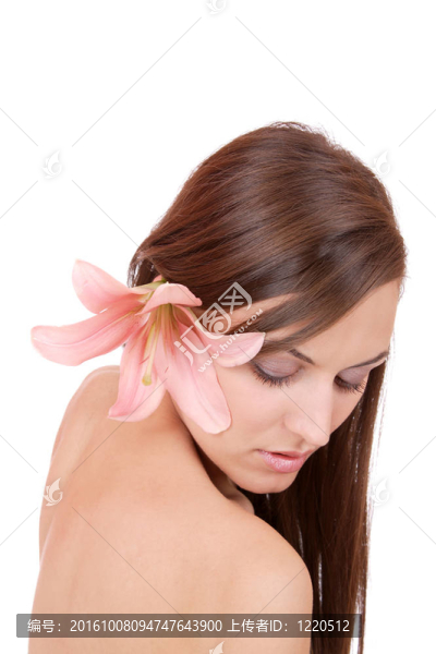 美麗的女人與花孤立的白色