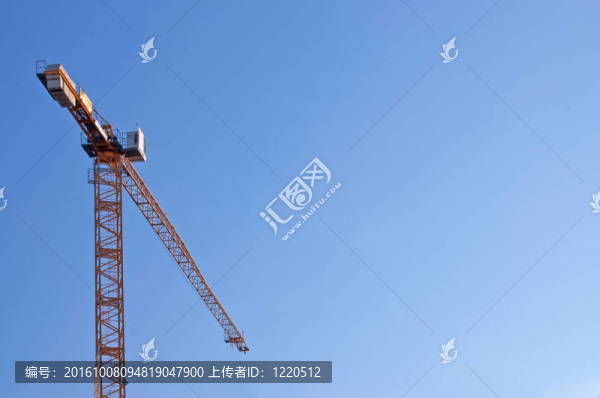 藍(lán)天上的起重機(jī)