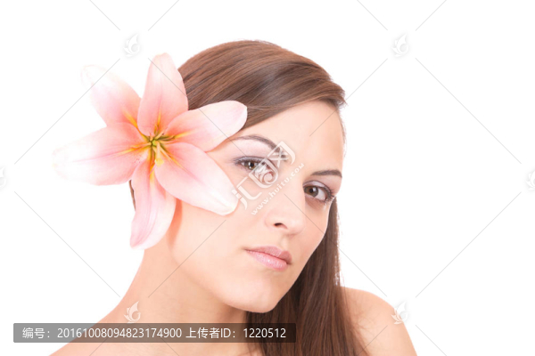 美麗的女人與花孤立的白色