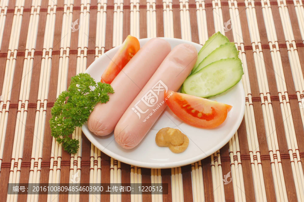 蔬菜上的新鮮香腸