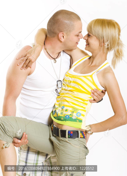 擁抱迷人的夫婦