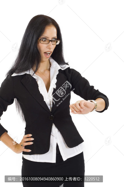 漂亮的女商人檢查時間