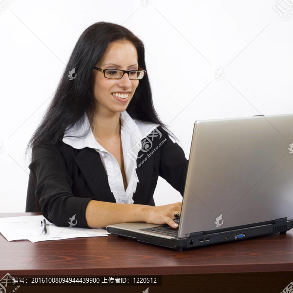 一個(gè)在筆記本電腦上打字的女人