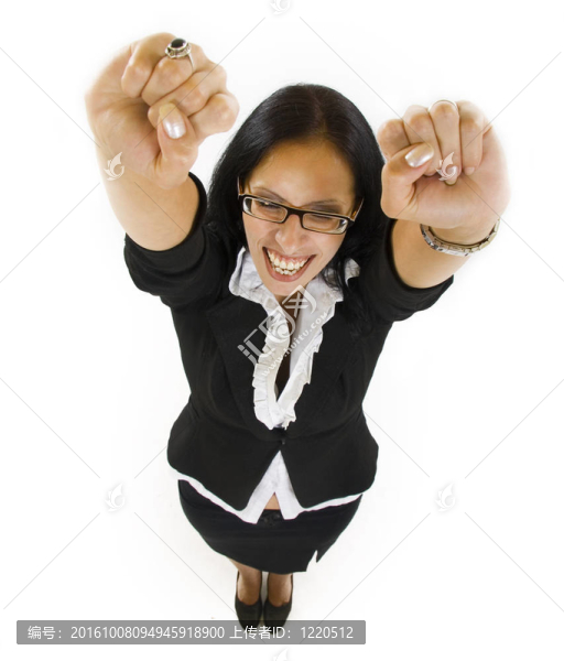 女人懷著她的雙臂在空中