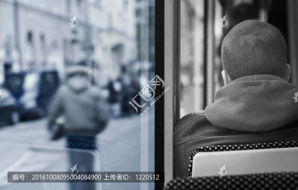 公共汽車上的年輕人