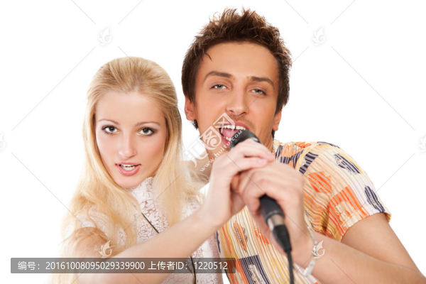 迷人的年輕夫婦在白色背景下唱歌