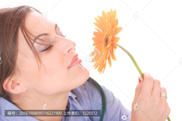 美麗的女人與花孤立的白色
