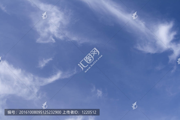 清新湛藍(lán)的天空和云層