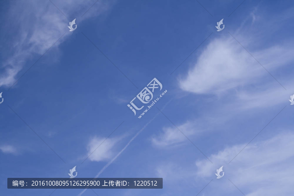 清新湛藍(lán)的天空和云層