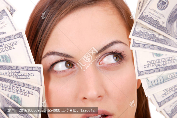 漂亮女人拿了很多100美元的鈔票
