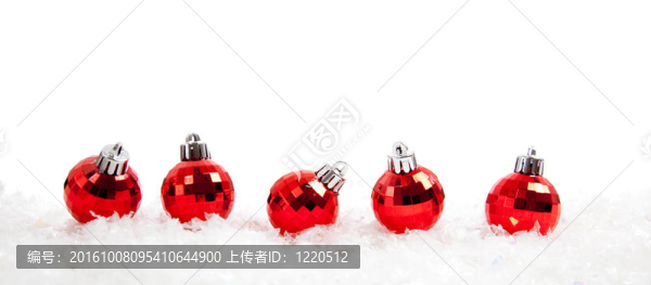 雪上的紅色圣誕球線