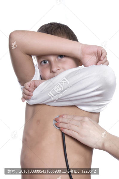 女醫(yī)生檢查小男孩