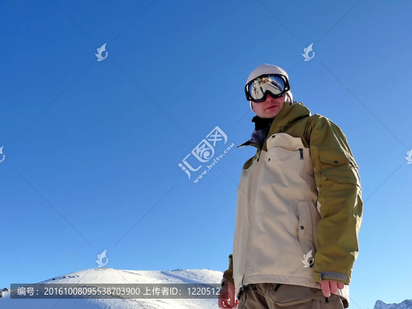 站在山上滑雪高峰