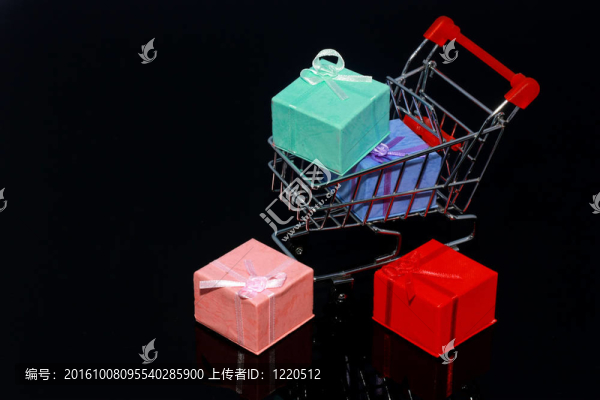 黑色背景下的購(gòu)物車禮品盒