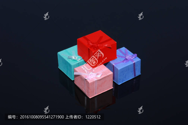 四彩色禮品盒隔離黑色背景反射