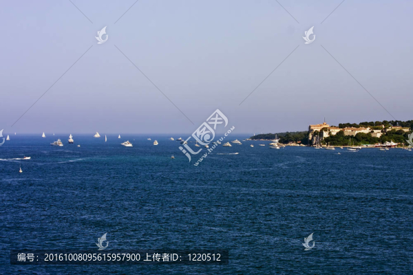 Island深藍(lán)色海洋上的游艇