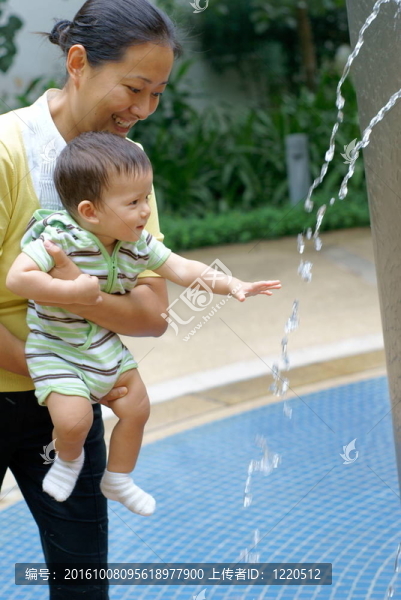 中國(guó)媽媽和歐亞小孩玩水