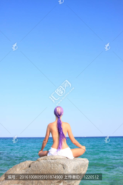 曬黑的比基尼女郎在海