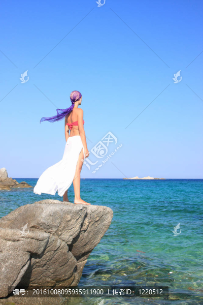 曬黑的比基尼女郎在海