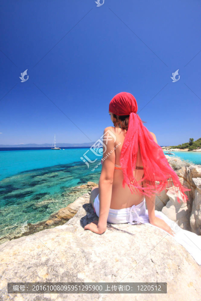 曬黑的比基尼女郎在海