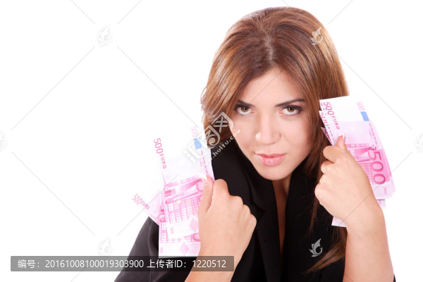 年輕女子手里拿著錢