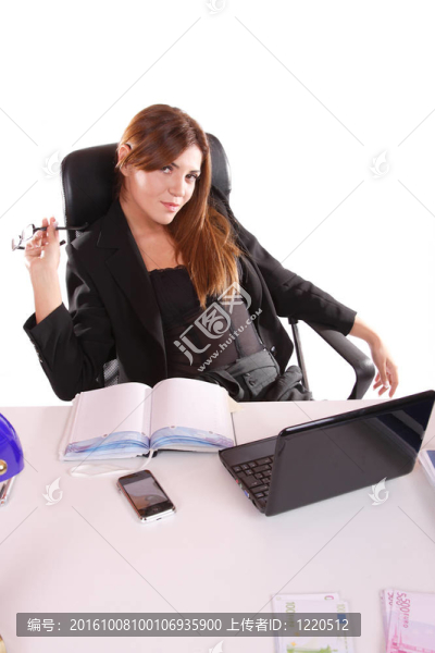 年輕女子手里拿著錢