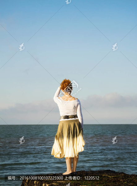 看著大海的女人