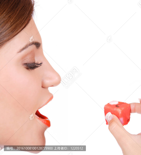 誘人的女人用蛋糕