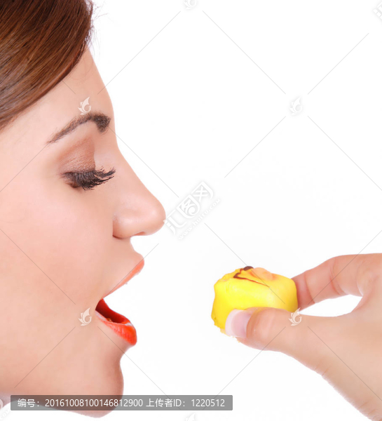 誘人的女人用蛋糕