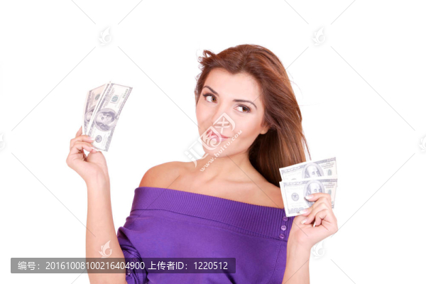 年輕女子手里拿著錢