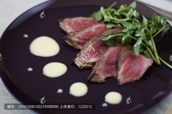 牛肉片配沙拉醬