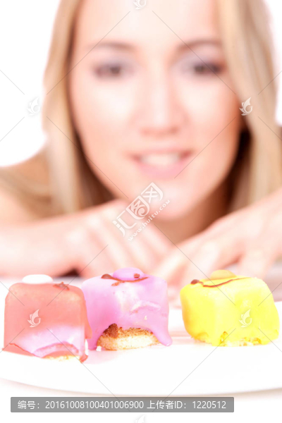 誘人的女人用蛋糕