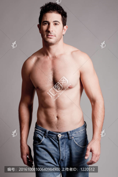 赤裸上身的男子走