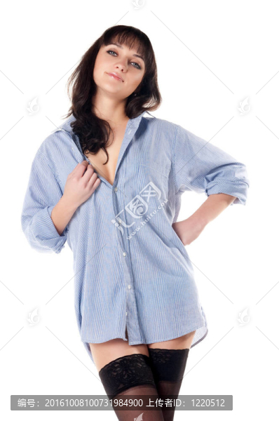穿著襯衣和襪子的半裸女孩。