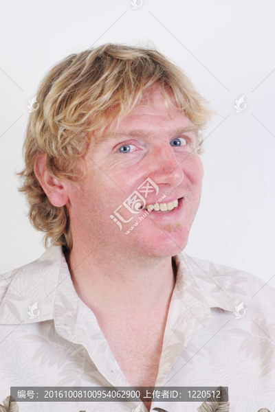 金發(fā)碧眼的男人。
