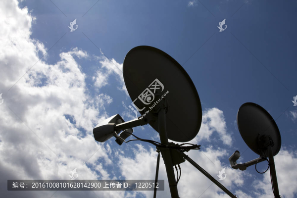兩個衛(wèi)星天線的輪廓