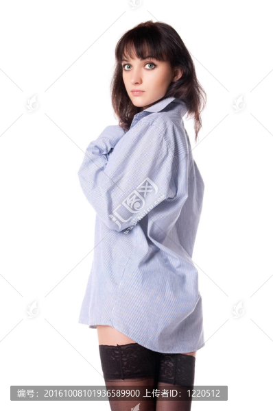 穿著襯衣和襪子的半裸女孩。