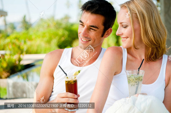 夫婦享受飲料