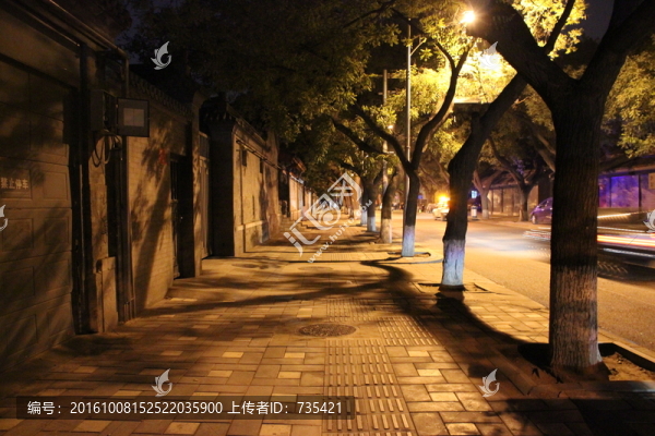 燈光下的馬路