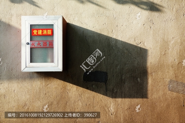 墻壁上的滅火器箱子