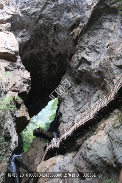 神農(nóng)架天生橋