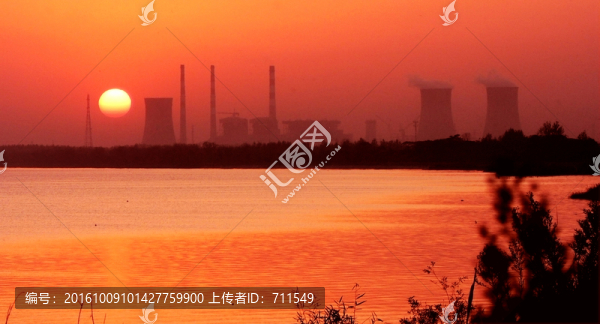 落日下的發(fā)電廠(chǎng)