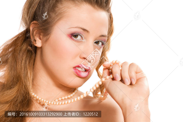 帶珍珠項(xiàng)鏈的女人