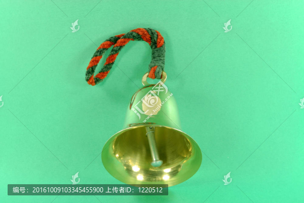 綠色背景的門鈴。