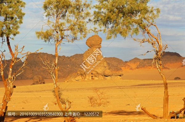 侵蝕的山脈在撒哈拉沙漠；Fezzan；利比亞