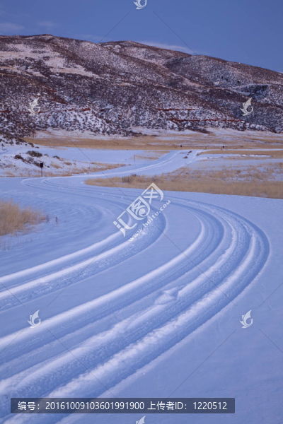 山谷中被雪覆蓋的有風(fēng)的鄉(xiāng)村公路