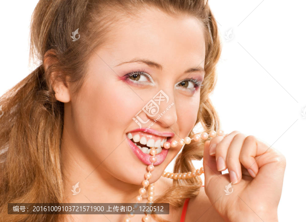 帶珍珠項(xiàng)鏈的女人