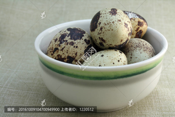陶瓷碗中的鵪鶉蛋